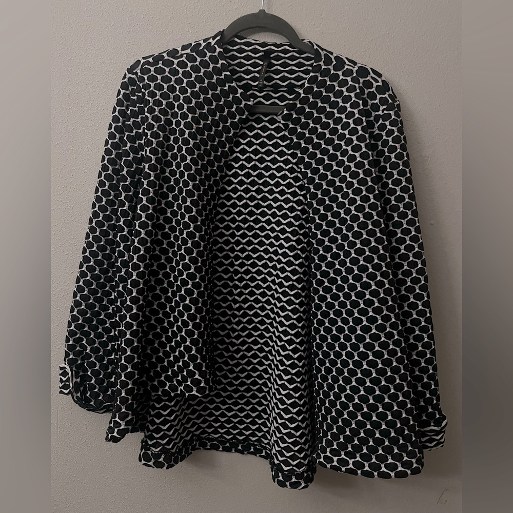 Black/ White patterned, textured jacket with open front and cuffed sleeves